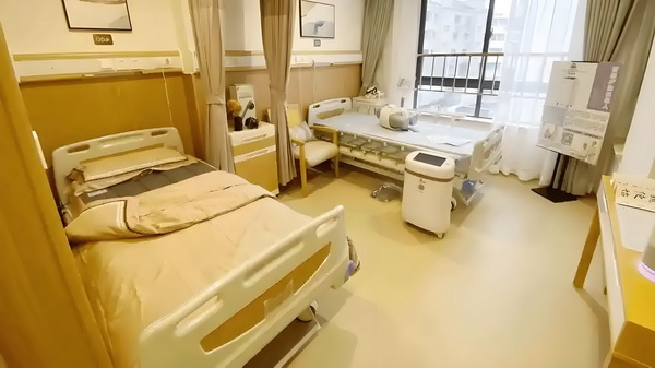应届生入户深圳的流程_变态男躲女神床下，尺度生猛的日本电影！ 部“子让干脸红一阵